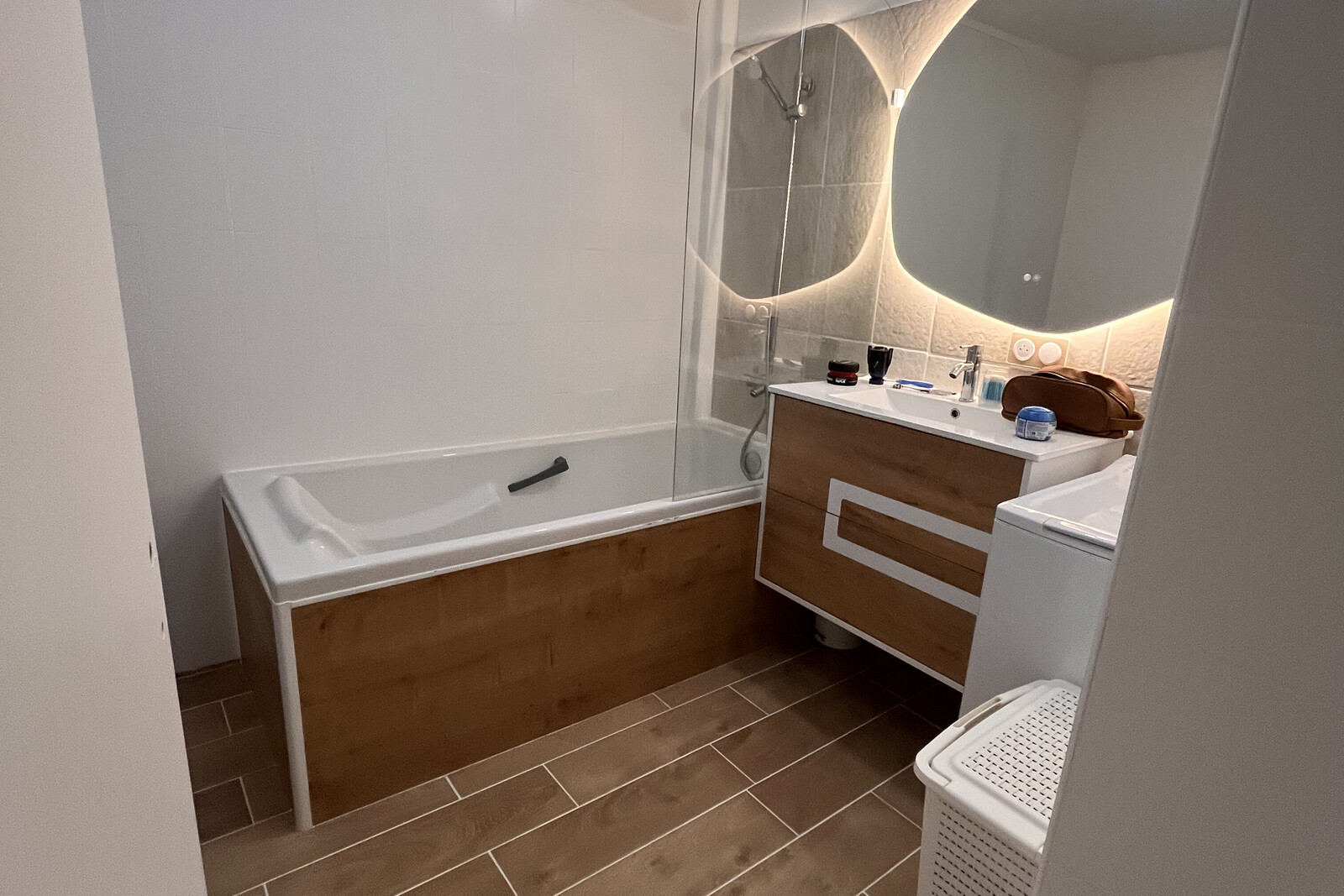 Salle de bain rénovée par CS Plomberie & Travaux — baignoire, douche et vasque à Chartres, Eure-et-Loir
